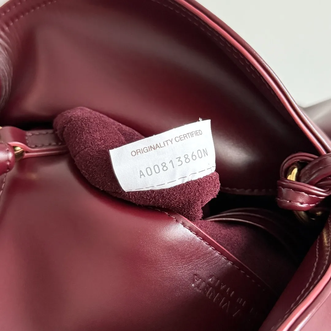 Batch 1520 BOTTEGA VENETA 2025 women's mini LIBERTA crossbody bag, the smallest size is shipped! ! Summer is here, how can you go out and play without a small bag? The "Freedom" series has the advantage of not being picky about seasons. I really like it. A small bag with a generous temperament is an indispensable item for every girl to perfectly adapt to the variety of summer outfits. The high-quality leather reveals a delicate luster. The U-shaped high-quality hardware design is enlarged in this size, which is the finishing touch. Whether it is attending a banquet or daily travel, it can show off the taste. Style No.: 826147 Size: 24*15.5*5cm